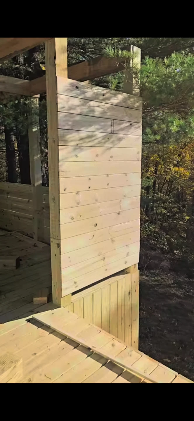 Wood privacy screen detail